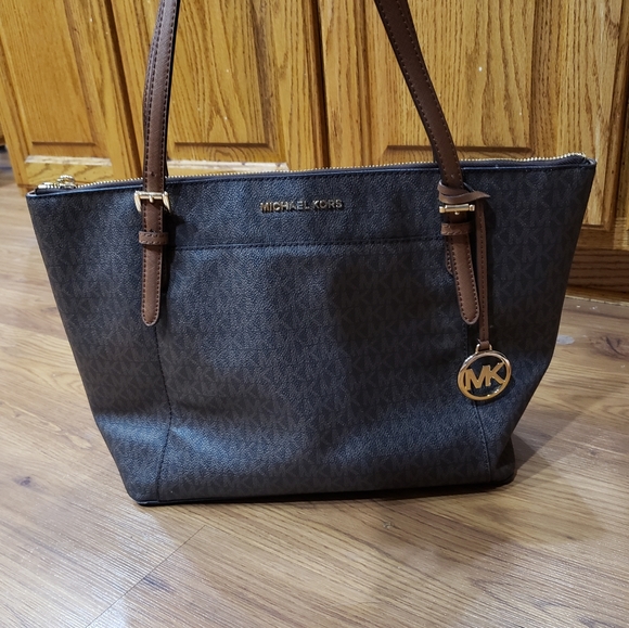 Michael Kors Handbags - Gorgeous Michael Kors Purse!!